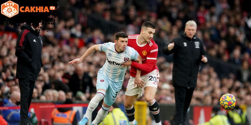 Tranh cãi trọng tài làm nóng trận đấu tại Old Trafford